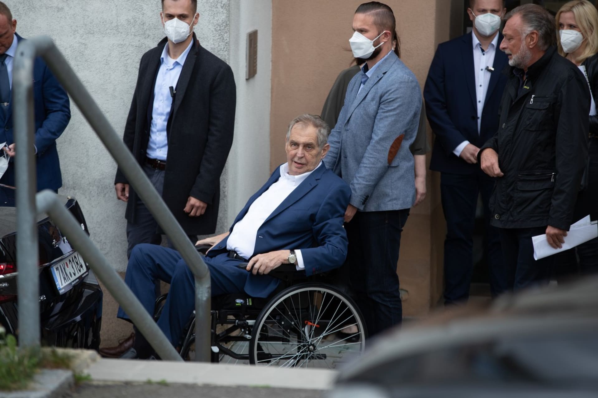 Prezident Zeman, když ho pustili z nemocnice.