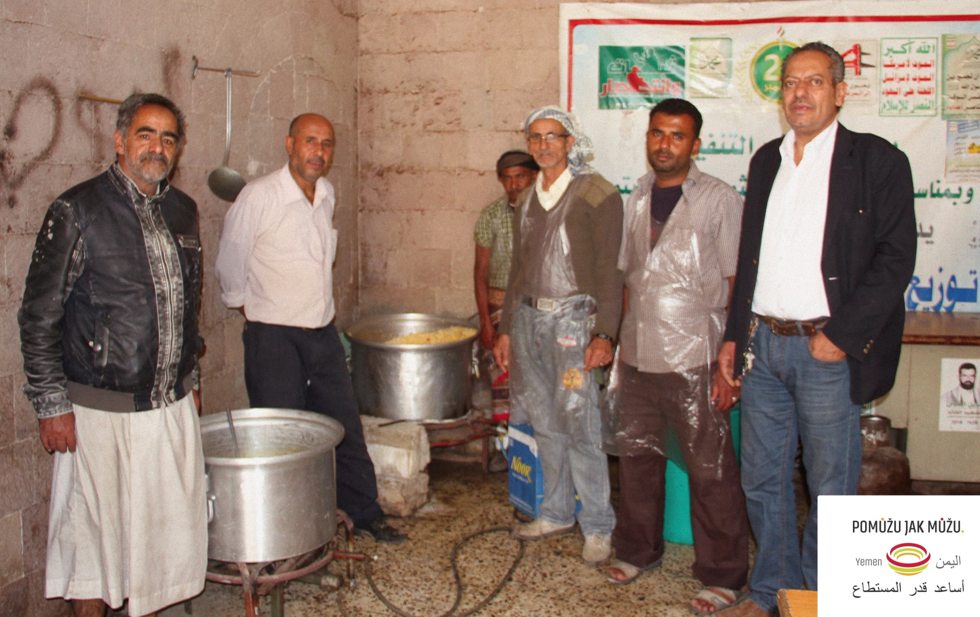 Personál veřejné jídelny v jemenském hlavním městě San’á, kterou financují převážně české matky. Zemi postihl hladomor. 