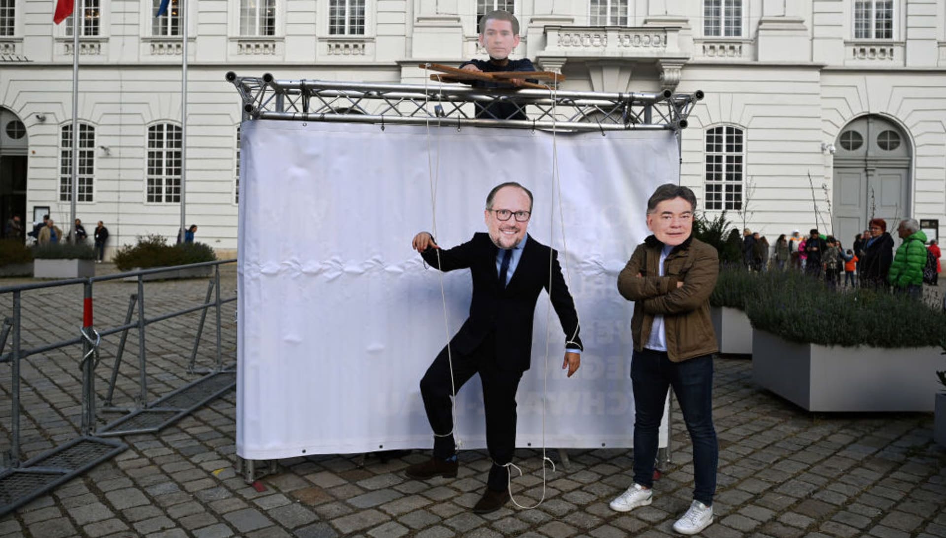 V Rakousku vědí, co je politická satira. Protestující ukazují nově jmenovaného rakouského kancléře Alexandera Schallenberga jako loutku bývalého kancléře Sebastiana Kurze (nahoře), zatímco vicekancléř Werner Kogler přihlíží. 
