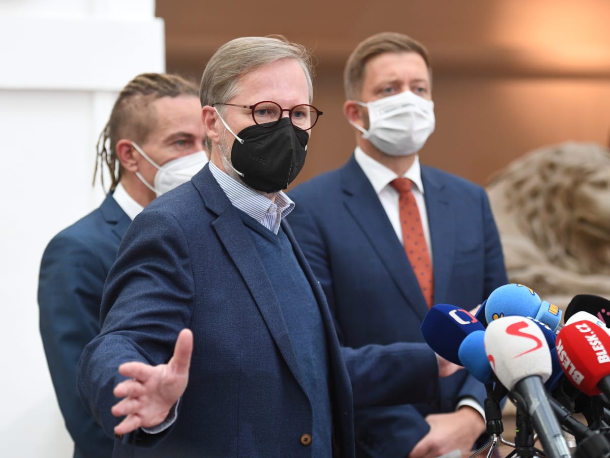 Třetí (pátý) vzadu. Ivan Bartoš bude v rodící se koaliční vládě tím nejméně důležitým stranickým šéfem.