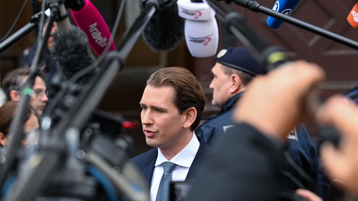 Sebastian Kurz mluví se novináři poté, co podal abdikoval jako rakouský kancléř.