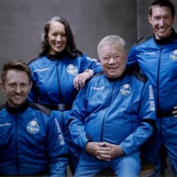 Ve věku 90 let se Shatner stane nejstarším člověkem ve vesmíru. Na palubě modulu společnosti Blue Origin se připojí ke třem dalším lidem. Dva z nich budou platící zákazníci. Posledním z cestujících je zaměstnanec Blue Origin. Bude to druhý start stroje této společnosti s posádkou.