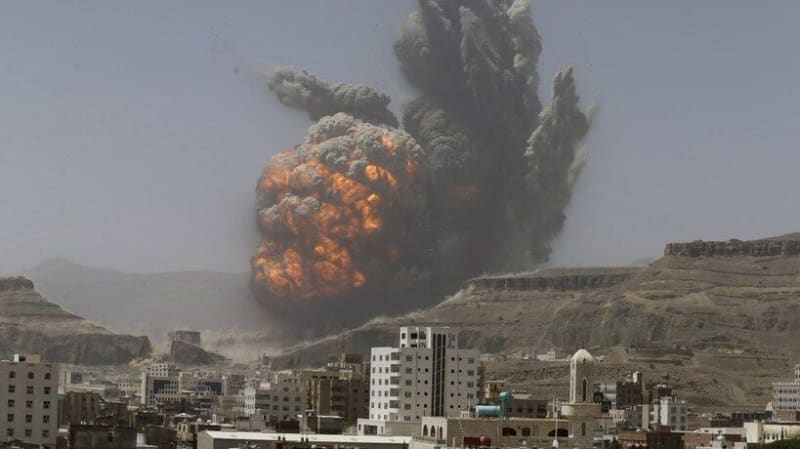 San’á během náletů, hlavní město Jemenu je bombardováno už sedm let. 