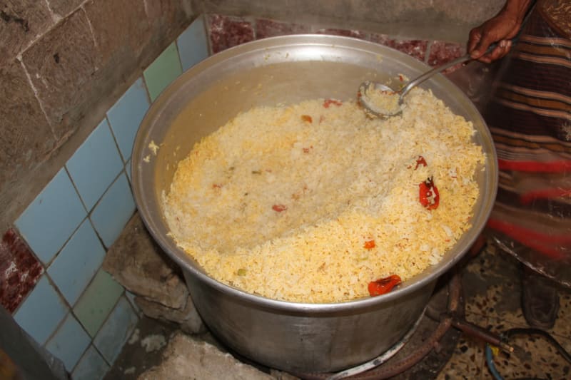 Veřejná jídelna v jemenském městě San’á, kterou financují převážně české matky. Zemi postihl hladomor. 