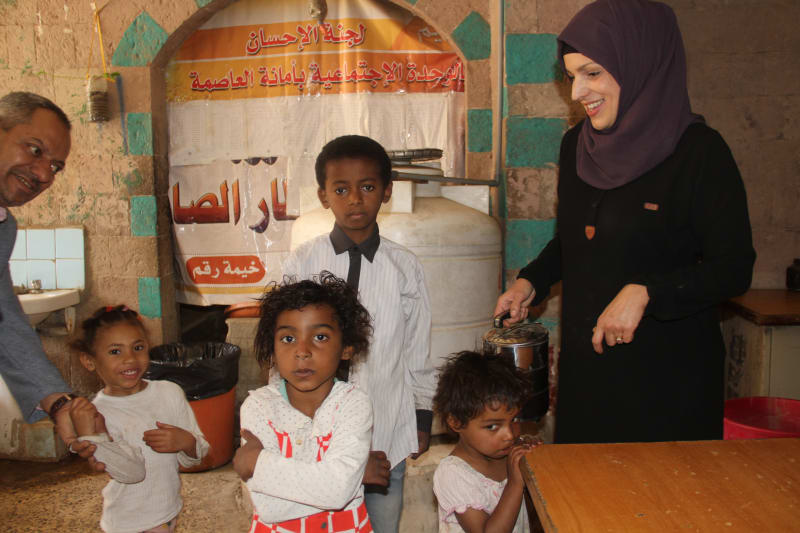 Sabina Addailamy s dětmi ve veřejné jídelně v jemenském hlavním městě San’á. Zemi postihl hladomor.