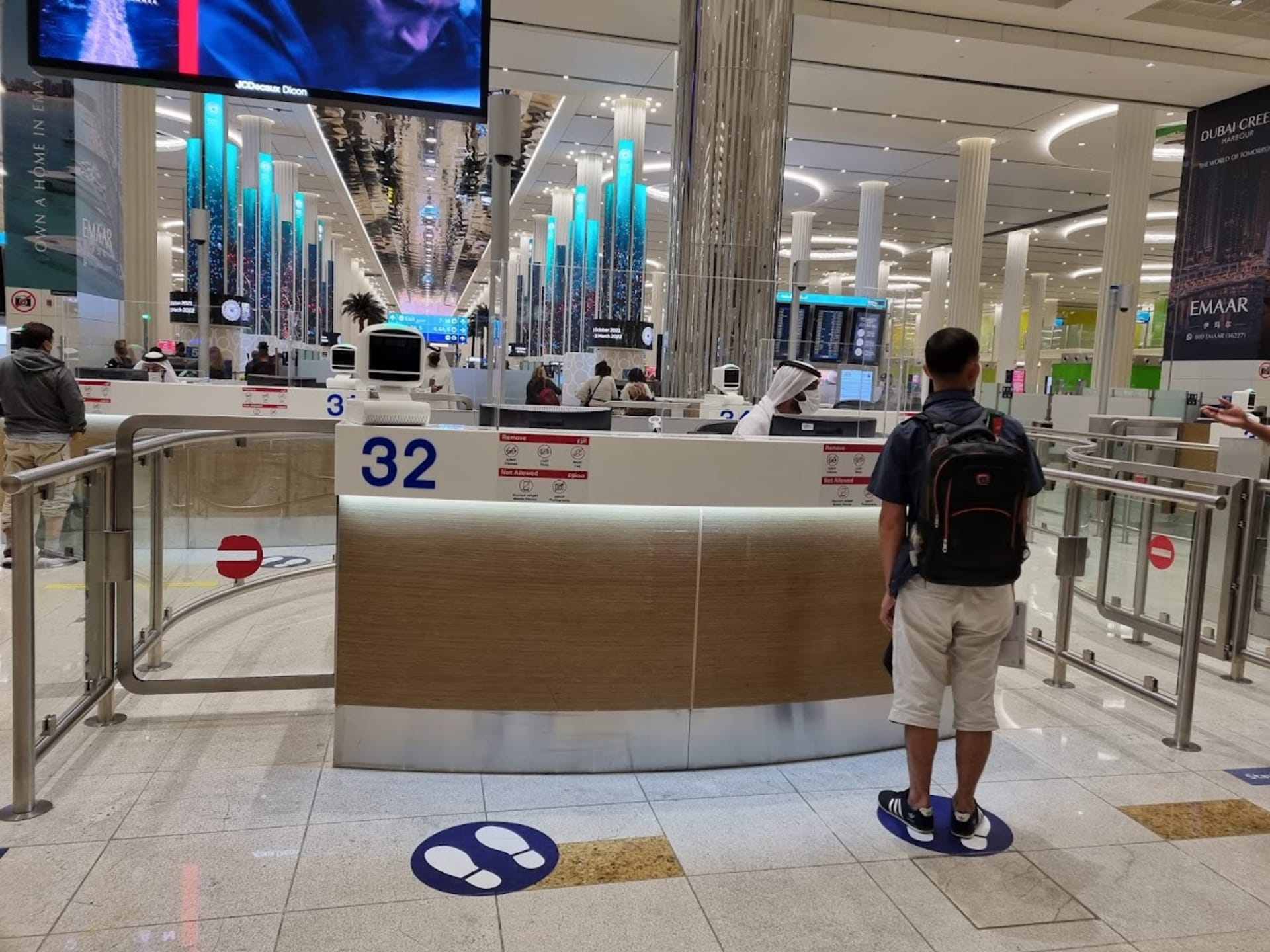 Koronavirová opatření na letišti v Dubaji.