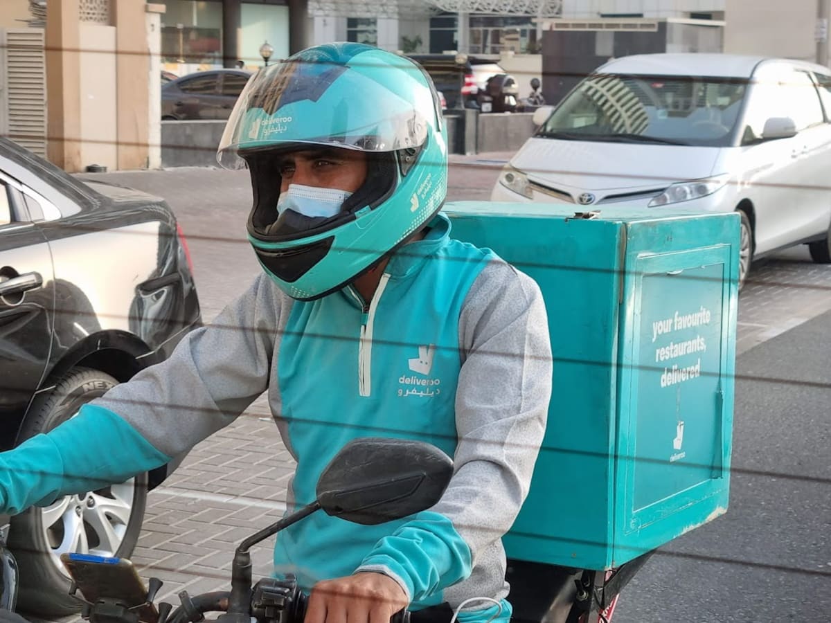 Obyvatelé Dubaje pravidla poctivě dodržují, roušku mají třeba i pod helmou na motorce.