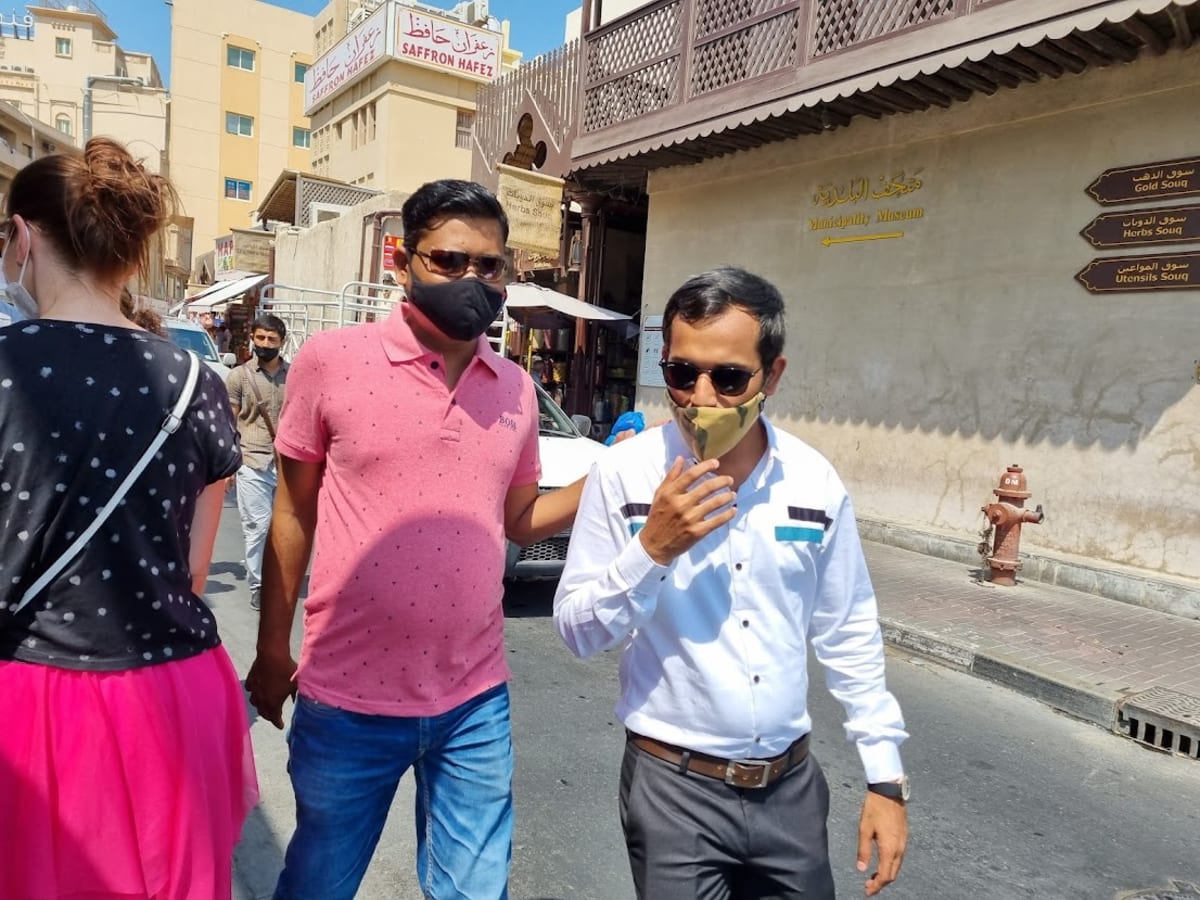 V Dubaji lidé musí mít zakrytá ústa a nos, a to uvnitř budov, ale i venku na ulici.