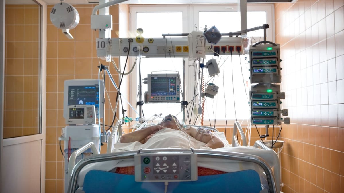 Pacient ležící na anesteziologicko-resuscitačním oddělení (ARO).