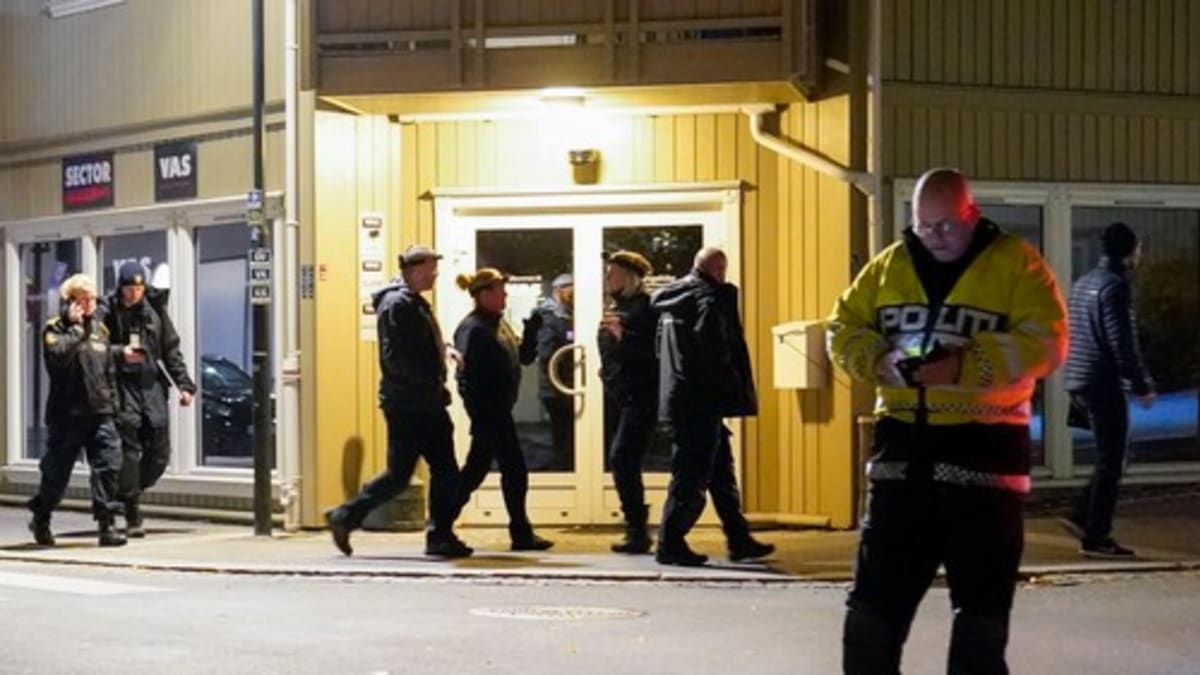 Záběry z norského Kongsbergu, kde Dán lukem a šípy zabil pět lidí. 