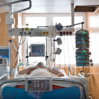 Pacient ležící na anesteziologicko-resuscitačním oddělení (ARO).