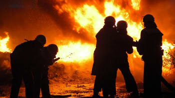 Mohutný požár ve Varšavě: Plameny pohltily obchodní centrum s 1400 obchody