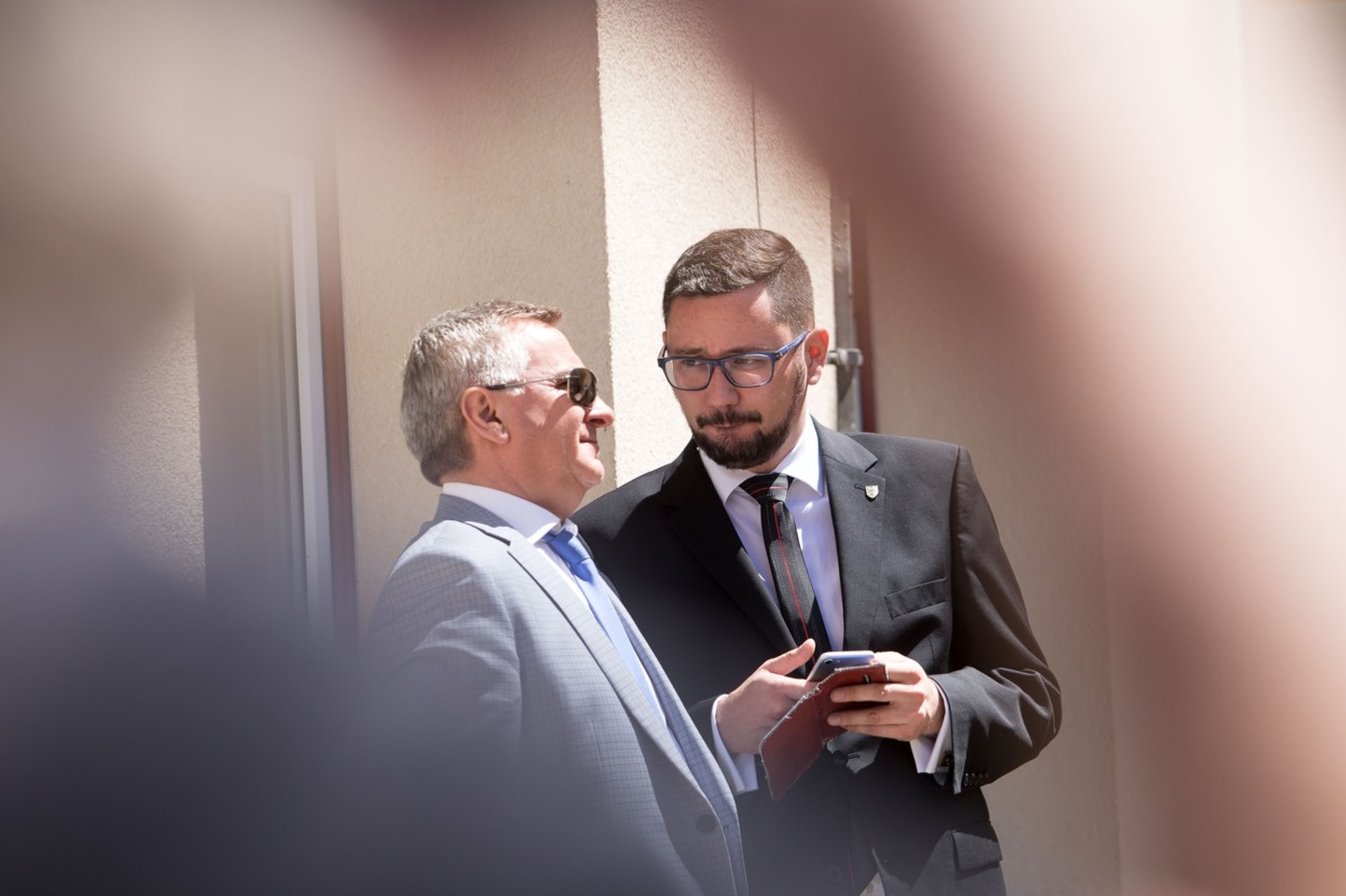 Na snímku mluvčí prezidenta Miloše Zemana Jiří Ovčáček a vedoucím Kanceláře prezidenta Miloše Zemana Vratislav Mynář.
