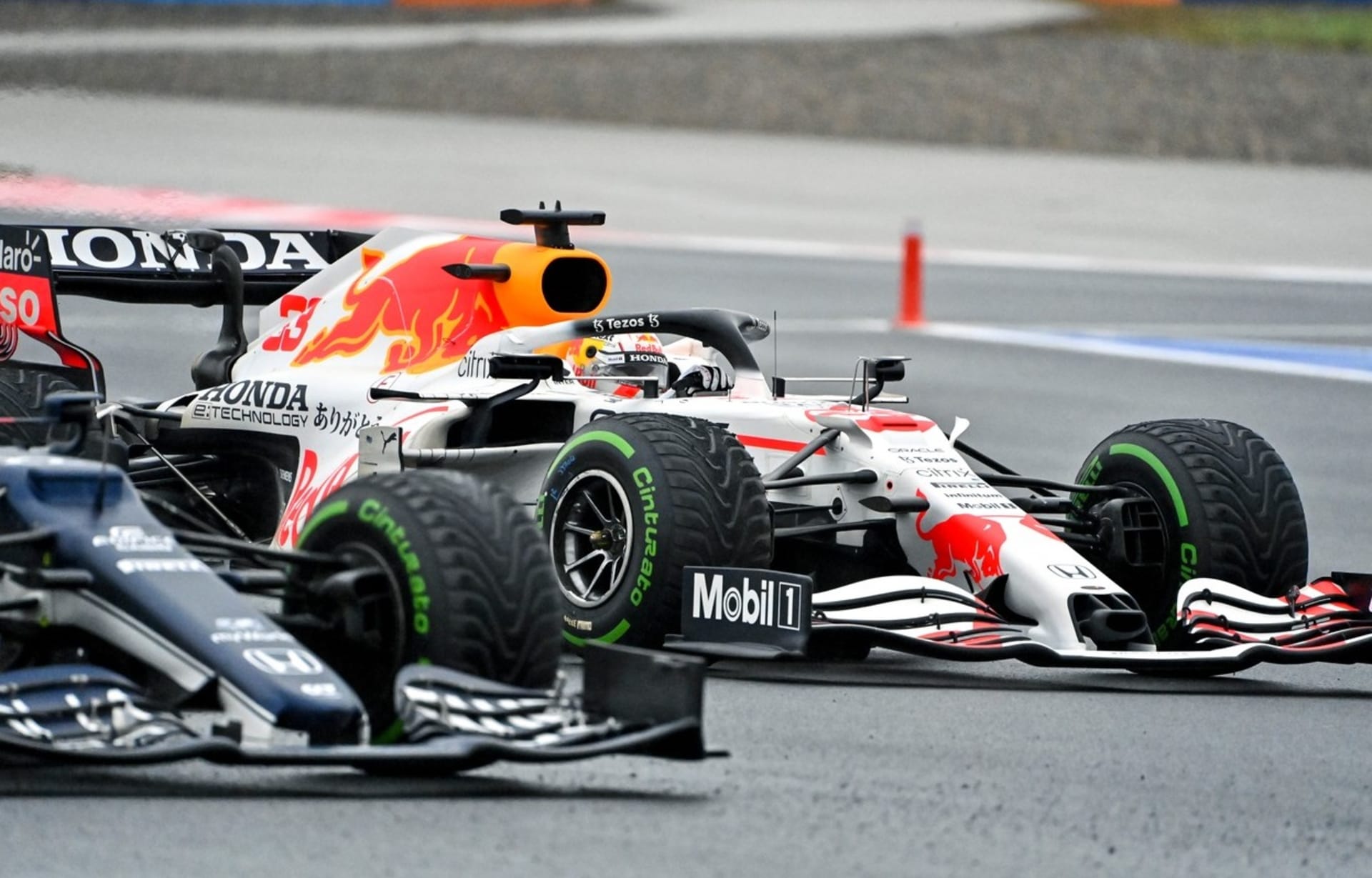 Pilot formule 1 Max Verstappen (v bílém monopostu) by už brzy mohl být srovnáván s jezdci z rallye nebo formule E v rámci žebříčku.