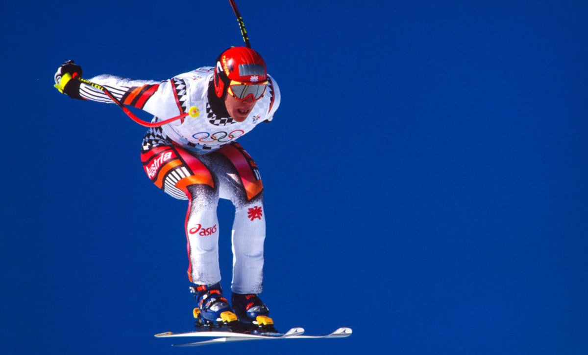 Rakouský lyžař Hermann Maier letí vzduchem při závodě ve sjezdu na olympijských hrách 1998 v japonském Naganu, těsně předtím, než měl krkolomný pád.