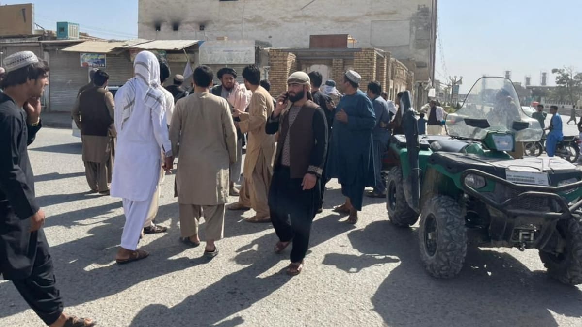 Lidé před poničenou mešitou v Kandaháru