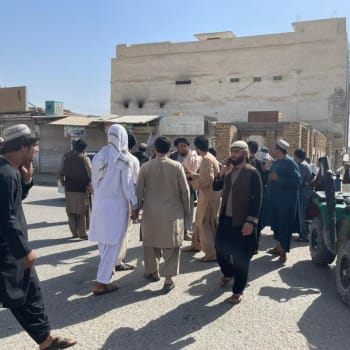 Lidé před poničenou mešitou v Kandaháru