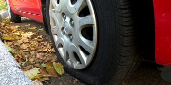 Vandal na Jižním Městě propichuje autům pneumatiky. Policie eviduje desítky případů