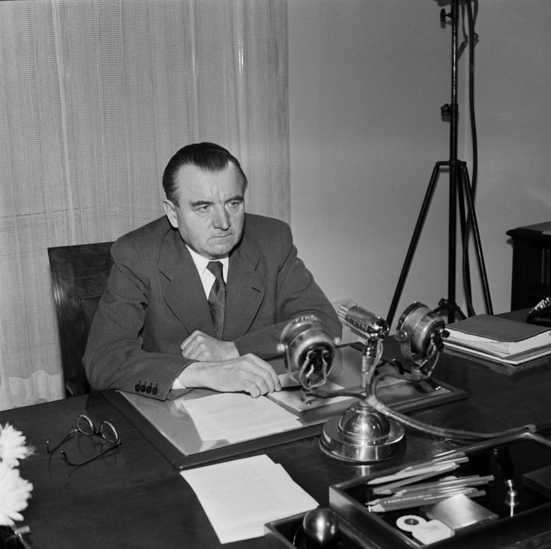 Prezident Klement Gottwald při novoročním projevu roku 1952. Do konce života mu zbývalo něco mále přes rok.