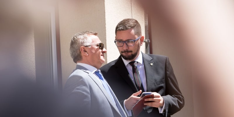 Na snímku mluvčí prezidenta Miloše Zemana Jiří Ovčáček s vedoucím Kanceláře prezidenta Miloše Zemana Vratislavem Mynářem