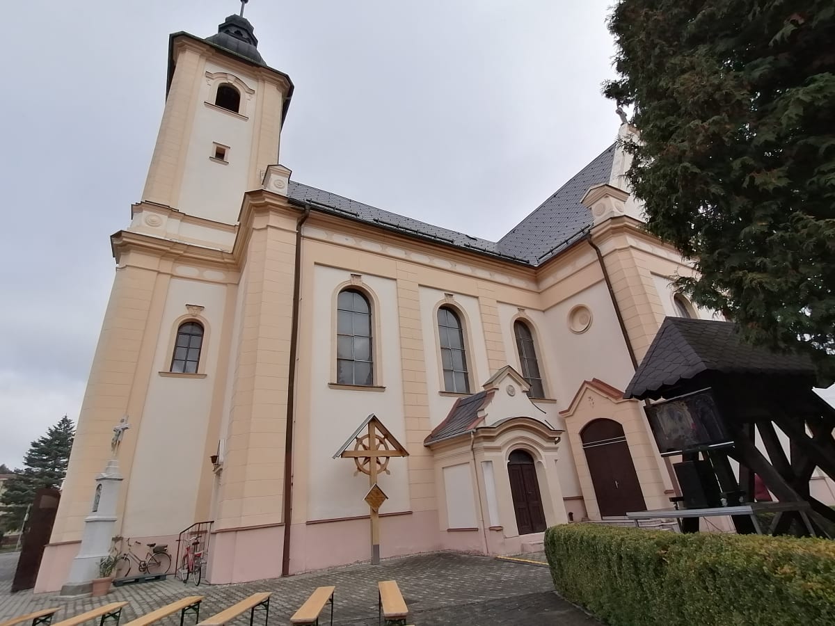 Německý biskup Gebhard Fürst spustil ojedinělý projekt. Vypátral v Německu 67 zvonů zrekvírovaných v Česku a Polsku a postupně je bude vracet. Na snímku kostel v Píšti, kam se zvon vrátil v sobotu.