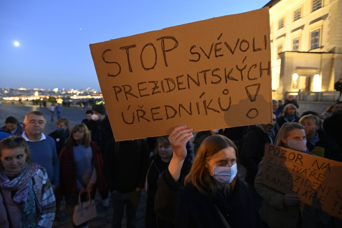 Na Hradčanském náměstí v Praze v sobotu večer protestovaly zhruba dvě stovky lidí.