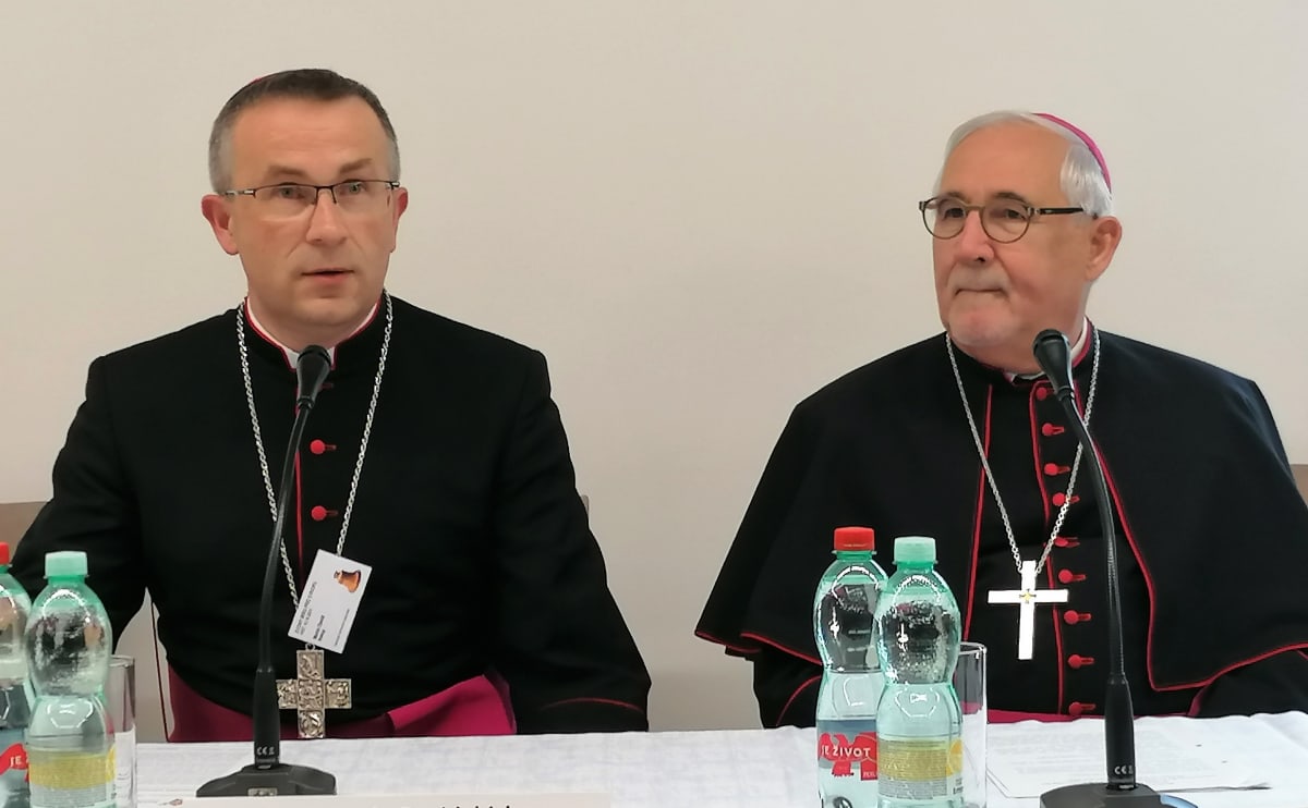 Německý biskup (vpravo) Gebhard Fürst spustil ojedinělý projekt. Vypátral v Německu 67 zvonů zrekvírovaných v Česku a Polsku a postupně je bude vracet.