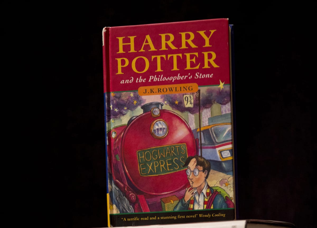 První vydání knihy Harry Potter a kámen mudrců je velmi vzácné. V aukci první díl knižní série prodal majitel Harry Potter, za více než tři čtvrtě milionu korun.