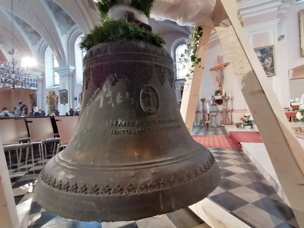 Zvon z roku 1649 z Píště na Opavsku nacisté zrekvírovali v roce 1942. Domů do Píště byl z Německa vrácen 16. října 2021.