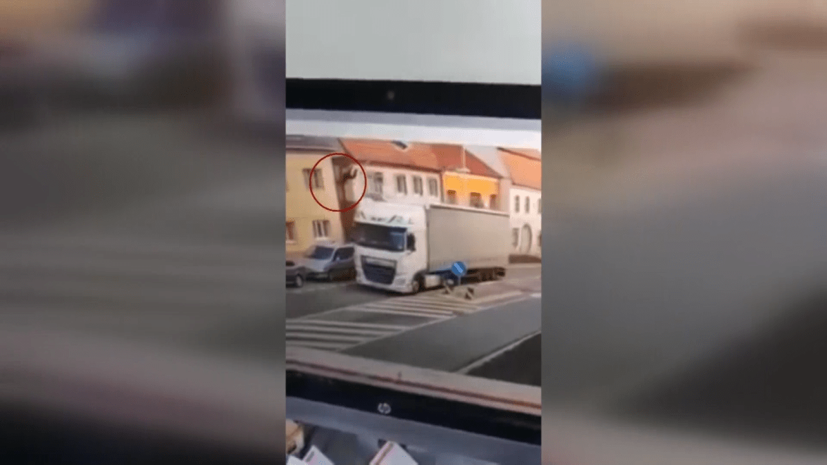 V Rousínově srazil kamion údržbáře ze semaforu.