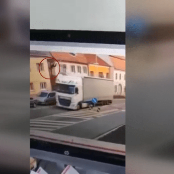 V Rousínově srazil kamion údržbáře ze semaforu.