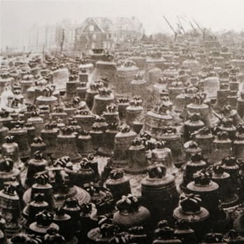 Skladiště zrekvírovaných zvonů v Hamburku během války. Foto biskupství Rottenburg-Stuttgart