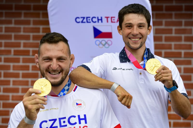 Chuť si mnozí spravili na výsledném umístění českých reprezentantů na letních olympijských hrách v Tokiu. Na snímku dva ze tří zlatých „hochů“ – vlevo judista Lukáš Krpálek, vpravo slalomář Jiří Prskavec.