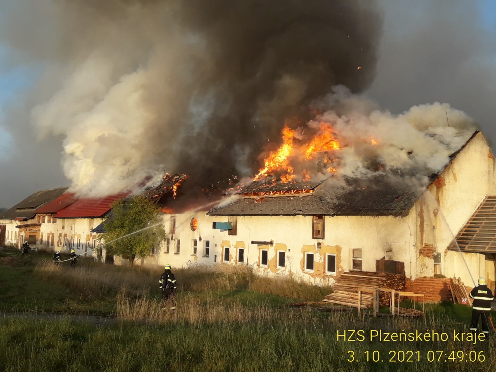 Velký požár zemědělské usedlosti v obci Líšťany na severním Plzeňsku připravil pětičlennou rodinu o střechu nad hlavou. 