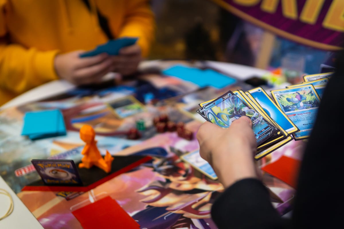 Stoly plné Pokémon karet byly důkazem, že fenomén japonských potvůrek stále ještě žije. 