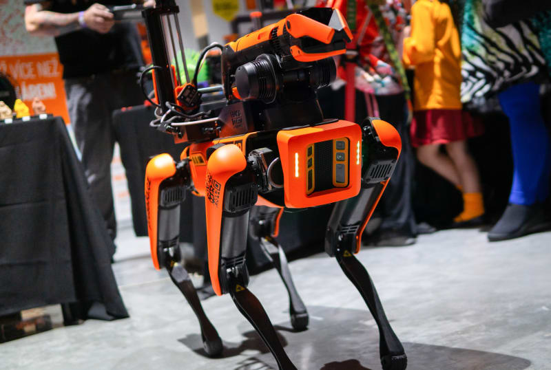 Velký obdiv sklidil robotický pes od Boston Dynamics v barvách firmy Prusa Research.