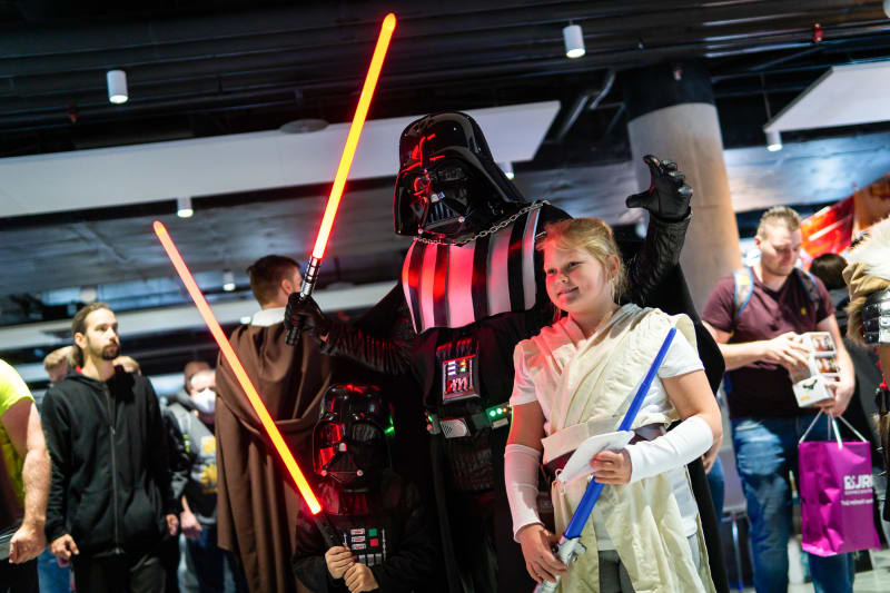 Světelných mečů se na Comic-Conu rozzářilo hned několik. Za Darth Vadera se převlékli děti i dospělí.