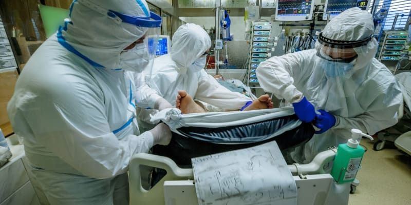 Lékaři starající se o pacienta s onemocněním Covid-19