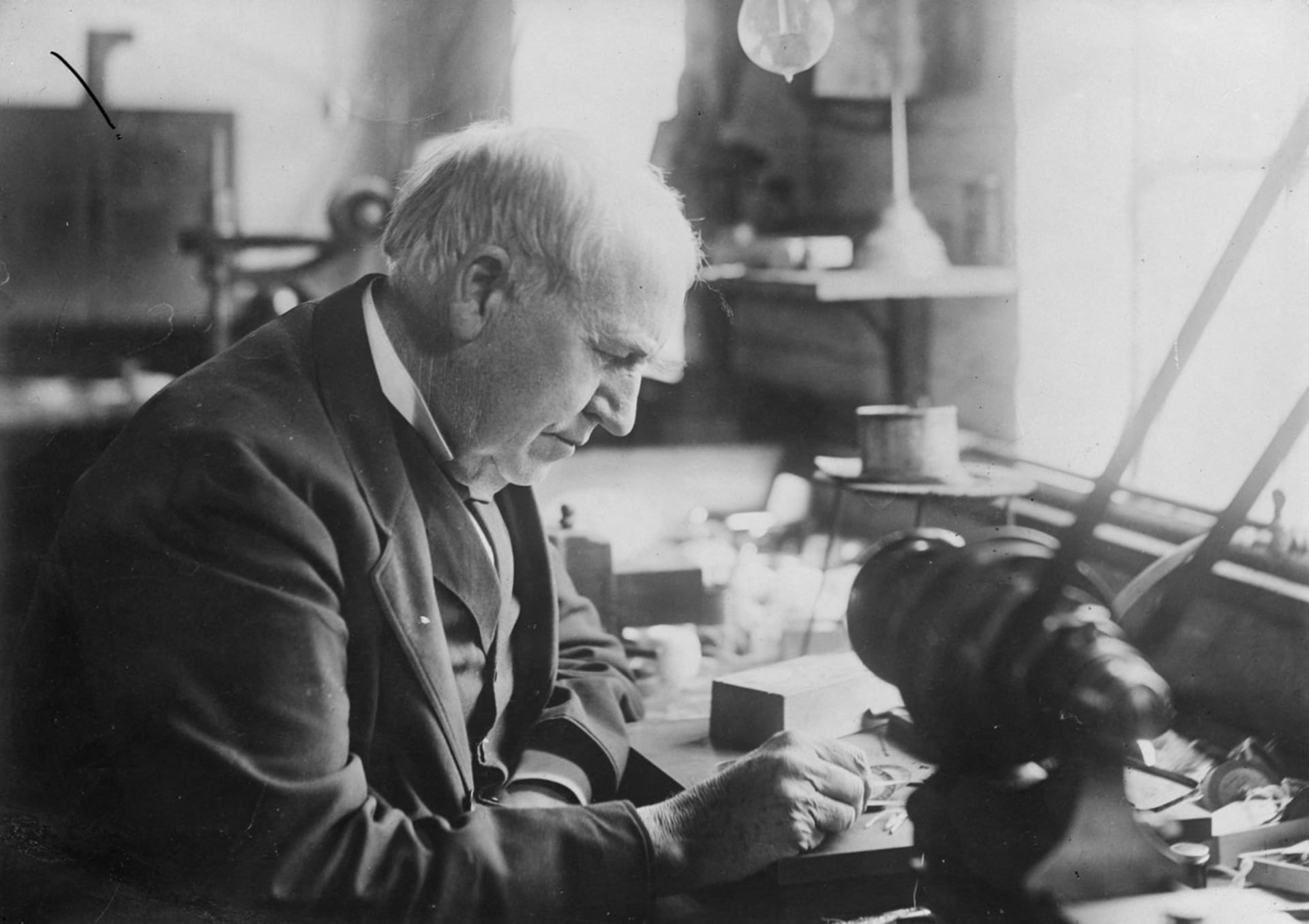 Vynálezce a podnikatel, jehož jméno slyšel každý. Thomas Alva Edison zemřel před 90 lety. Jako kluk si přitom zvládl postavit chemickou laboratoř ve vlaku a později vyrábět mluvící panenky. 