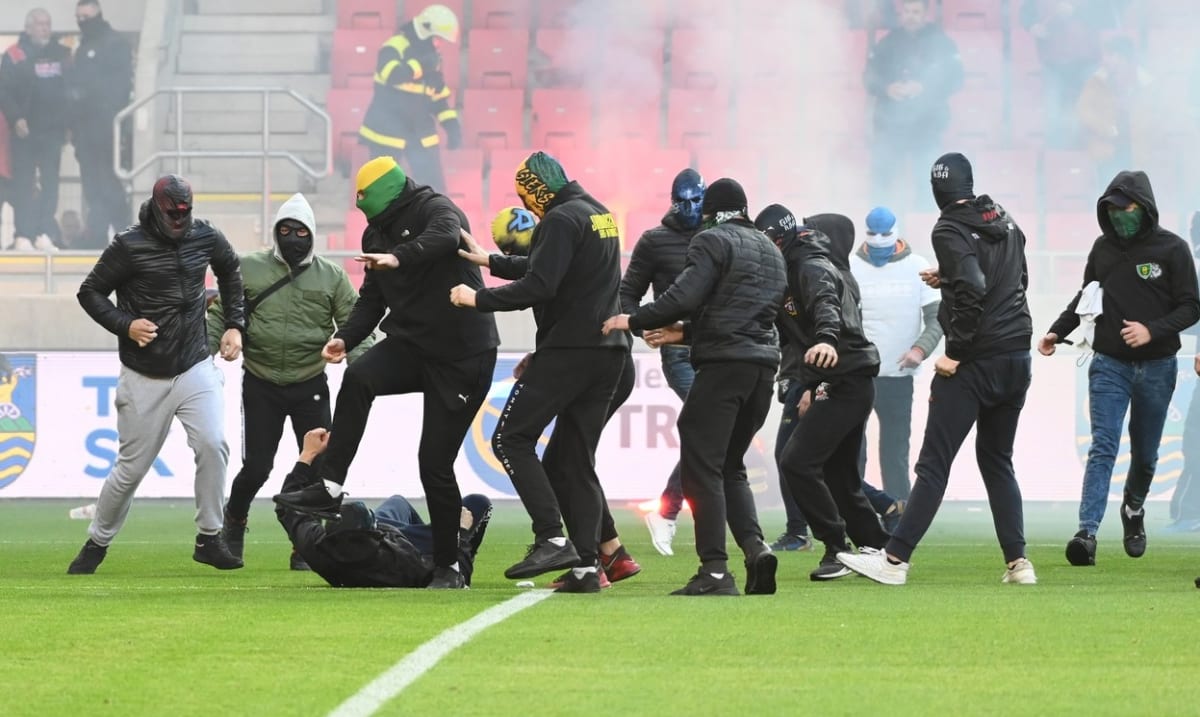Fotbalová ULK se zabývá bitkou chuligánů, k níž došlo přímo na hřišti při derby mezi Spartakem Trnava a Slovanem Bratislava.