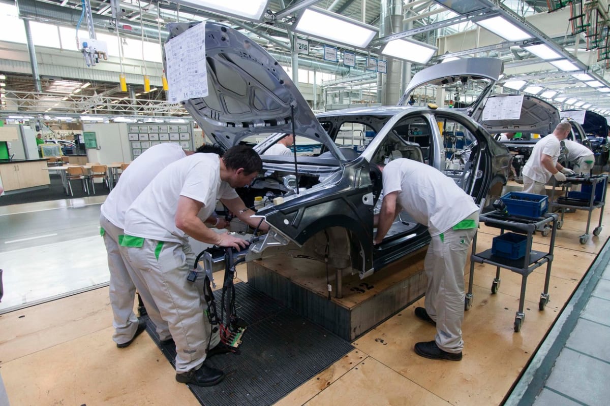 Zářijový pokles českého průmyslu jde z drtivé většiny na vrub snižující se produkci aut.