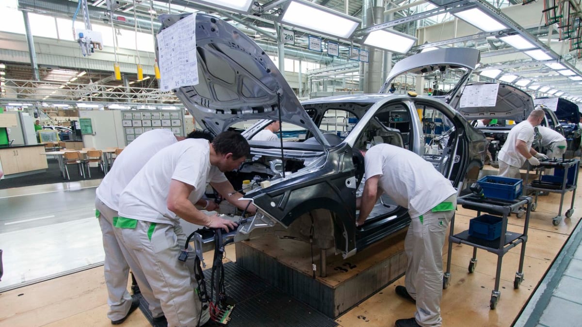 Zářijový pokles českého průmyslu jde z drtivé většiny na vrub snižující se produkci aut.