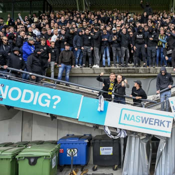 Tribuna nevydržela nápor fanoušků Vitesse Arnhem.