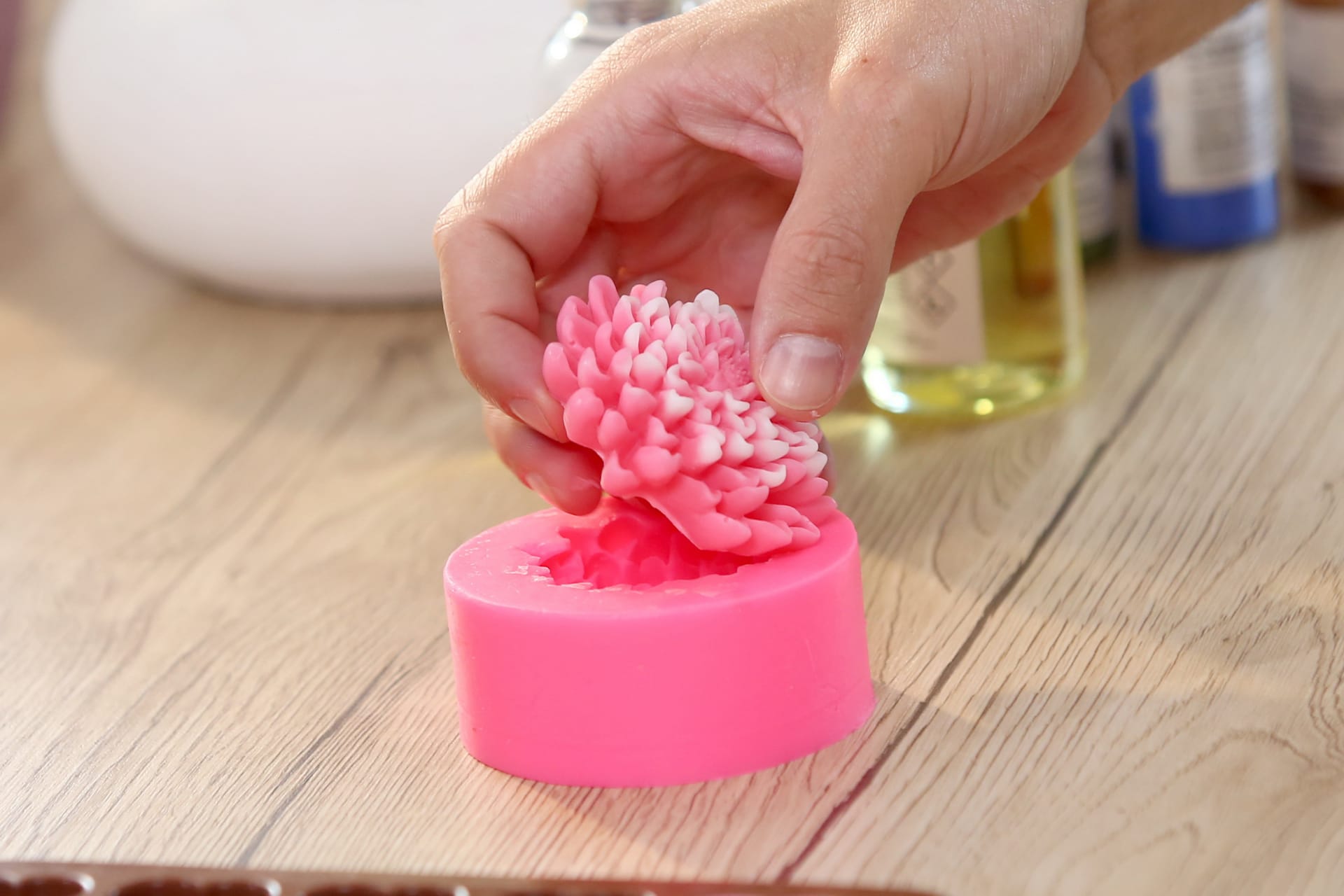 Ztuhlé mýdlo jednoduše vyloupněte z formičky ven