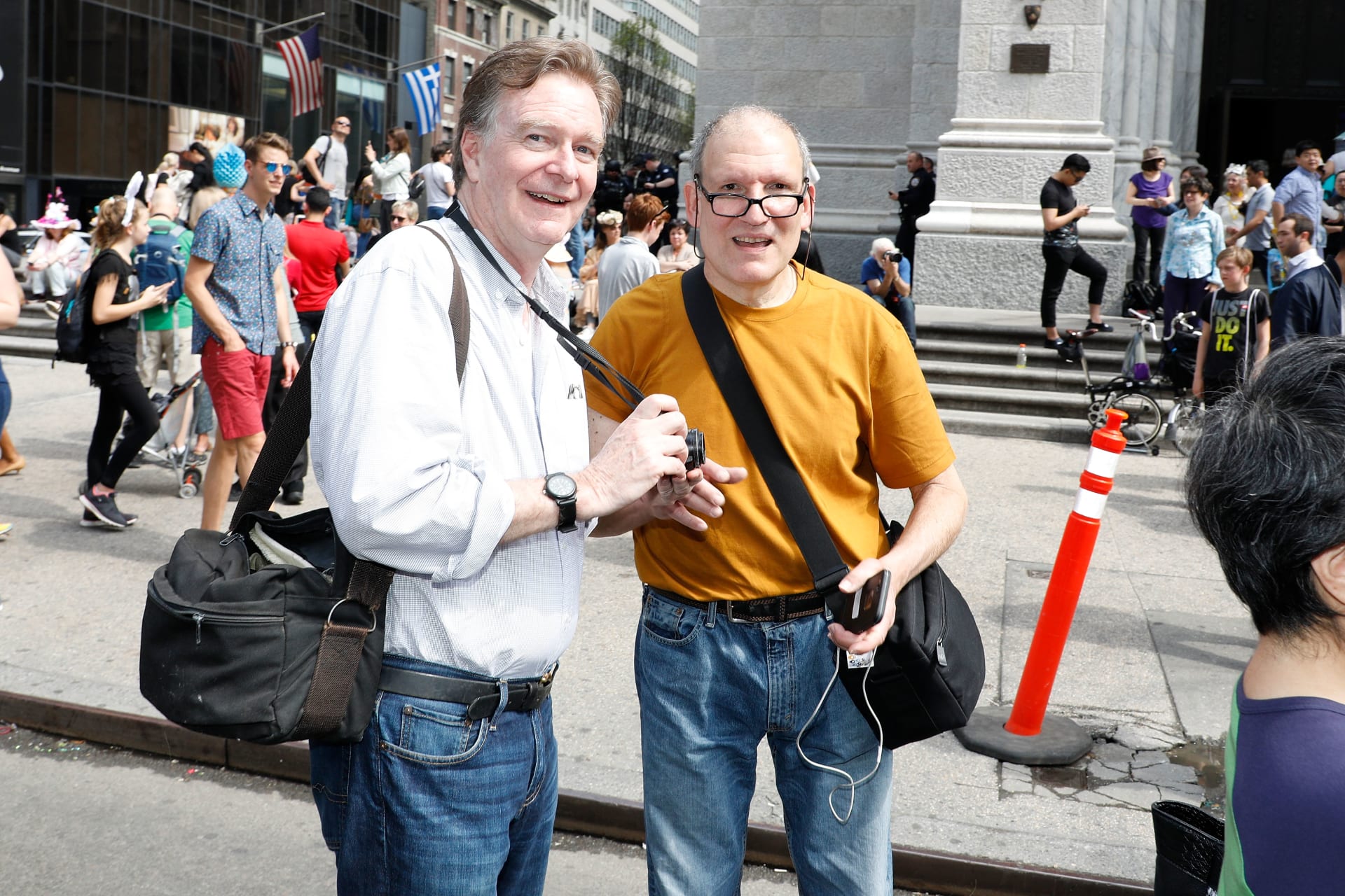 Fotograf Jeff Mermelstein (vpravo) se rozhodl fotit lidem přes rameno jejich zprávy. 