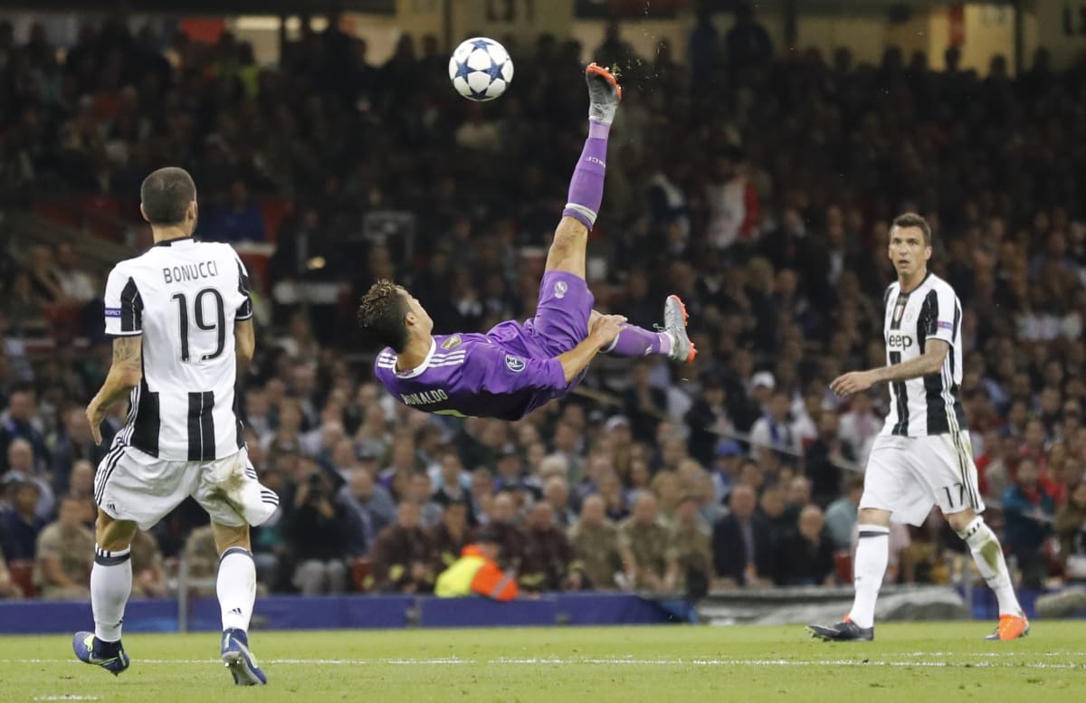 Souboje Juventusu a Realu možná nebudou pokračovat v Lize mistrů, ale v Superlize. Na snímku z finále Ligy mistrů 2017 v Cardiffu střílí Cristiano Ronaldo.