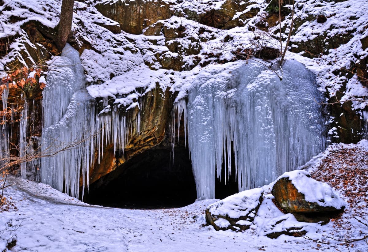 Ledová krása u vstupu do jeskyně
