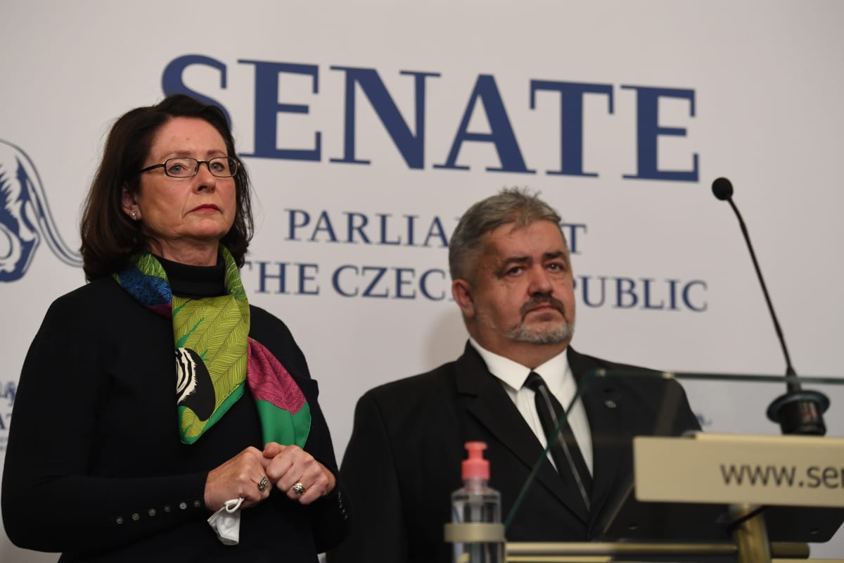 Senátoři Miroslava Němcová a Michael Canov na tiskové konferenci