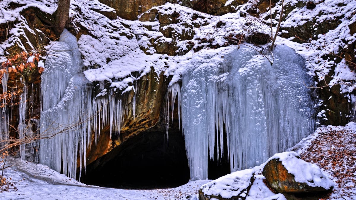 Ledová krása u vstupu do jeskyně