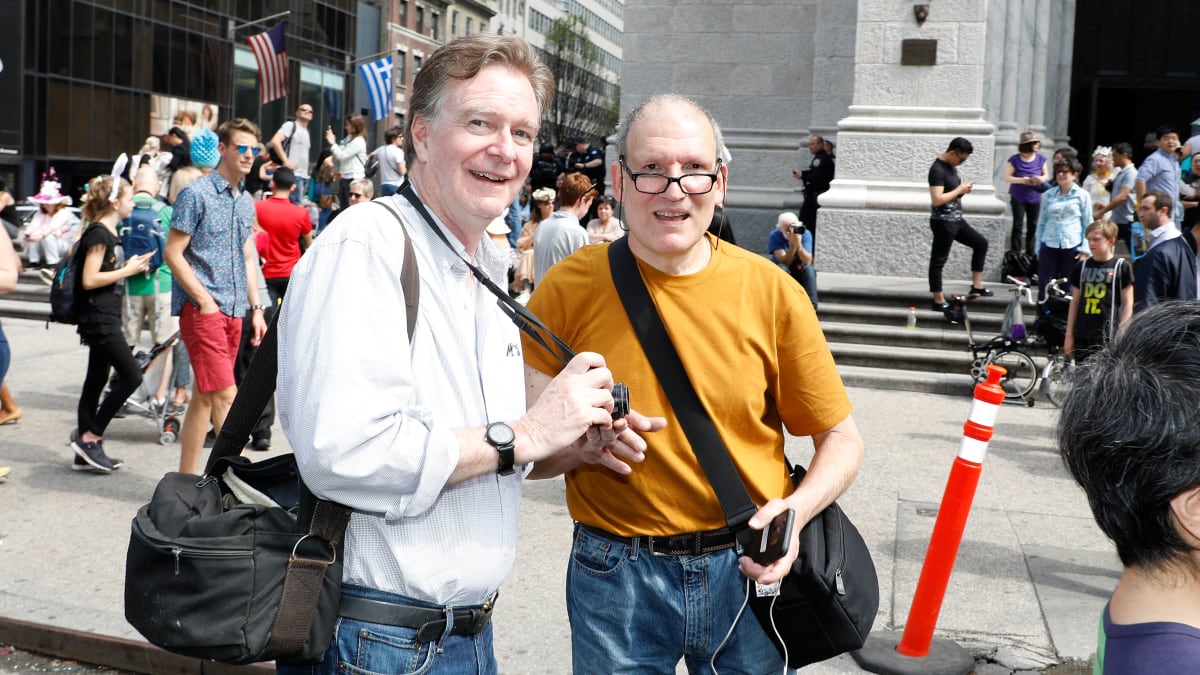 Fotograf Jeff Mermelstein (vpravo) se rozhodl fotit lidem přes rameno jejich zprávy. 
